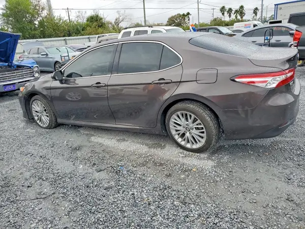 4T1B11HK7JU004750 2018 TOYOTA CAMRY - Image 2