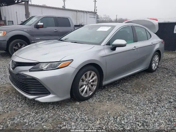 4T1B11HK7JU007020 2018 TOYOTA CAMRY - Image 2