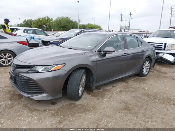 4T1B11HK7JU018308 2018 TOYOTA CAMRY - Image 2