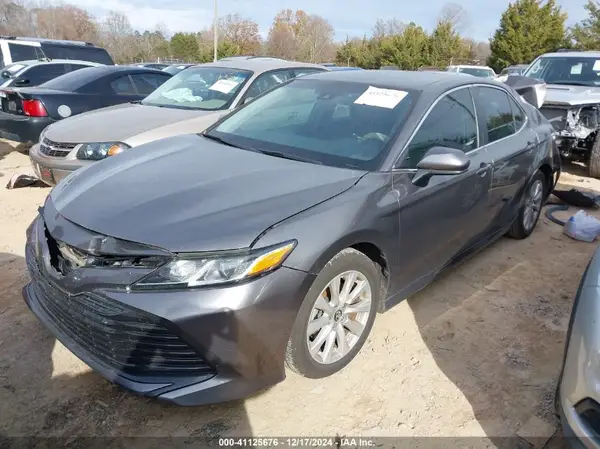 4T1B11HK7JU019104 2018 TOYOTA CAMRY - Image 2