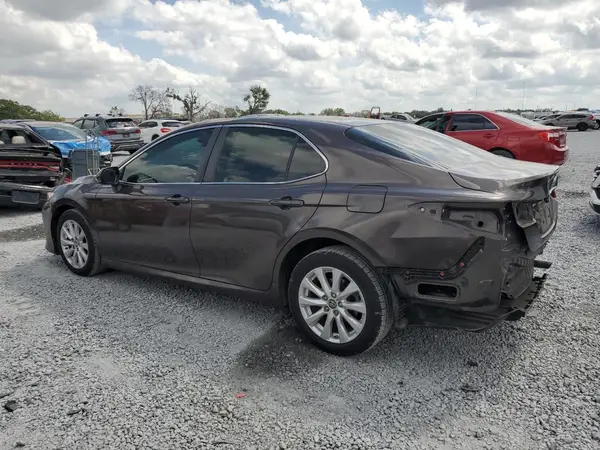 4T1B11HK7JU024867 2018 TOYOTA CAMRY - Image 2
