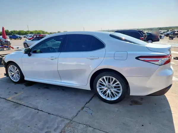 4T1B11HK7JU025582 2018 TOYOTA CAMRY - Image 2