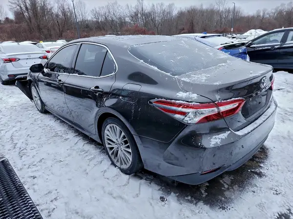 4T1B11HK7JU025792 2018 TOYOTA CAMRY - Image 2