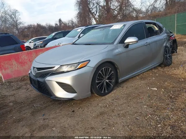 4T1B11HK7JU033102 2018 TOYOTA CAMRY - Image 2