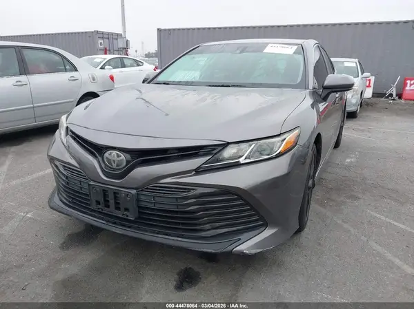 4T1B11HK7JU037635 2018 TOYOTA CAMRY - Image 2