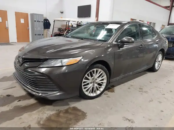 4T1B11HK7JU040499 2018 TOYOTA CAMRY - Image 2