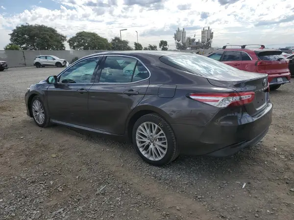 4T1B11HK7JU052216 2018 TOYOTA CAMRY - Image 2