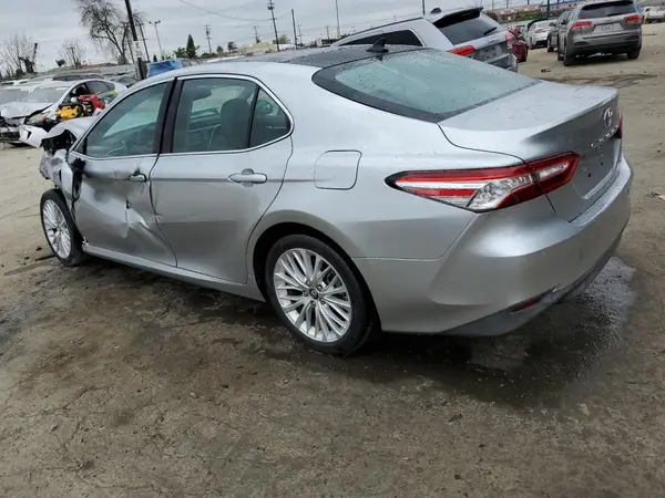 4T1B11HK7JU058677 2018 TOYOTA CAMRY - Image 2