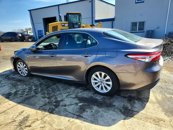 4T1B11HK7JU060509 2018 TOYOTA CAMRY - Image 2
