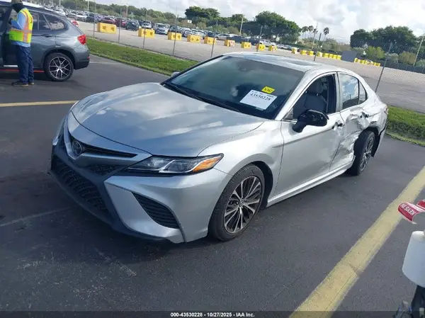 4T1B11HK7JU061160 2018 TOYOTA CAMRY - Image 2