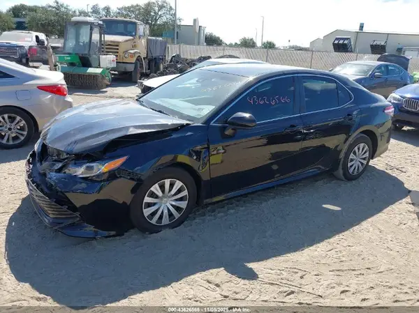 4T1B11HK7JU067069 2018 TOYOTA CAMRY - Image 2