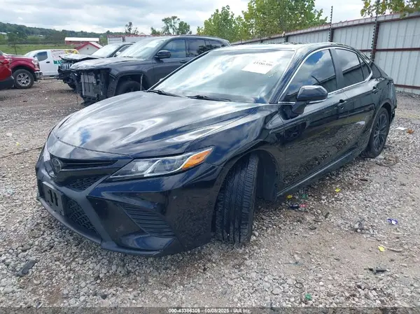4T1B11HK7JU068397 2018 TOYOTA CAMRY - Image 2