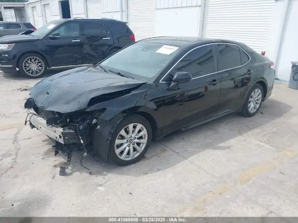 4T1B11HK7JU069260 2018 TOYOTA CAMRY - Image 2