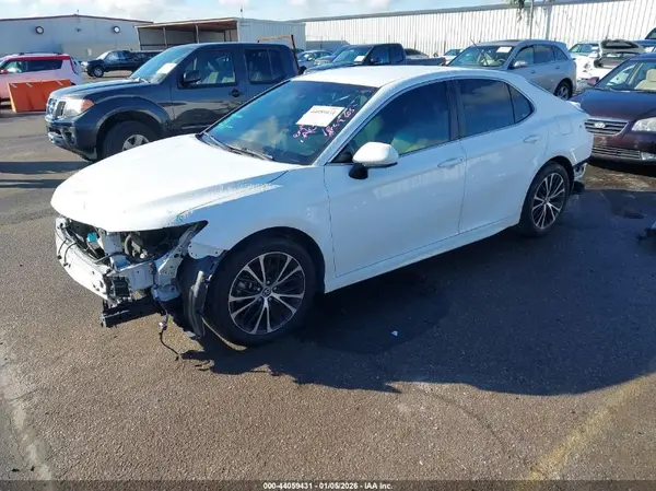 4T1B11HK7JU069985 2018 TOYOTA CAMRY - Image 2
