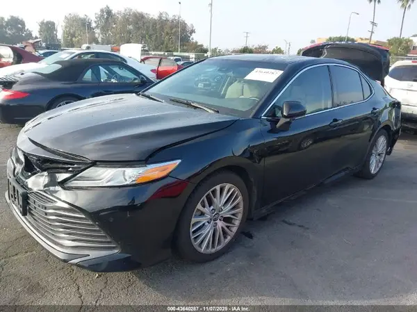 4T1B11HK7JU071624 2018 TOYOTA CAMRY - Image 2