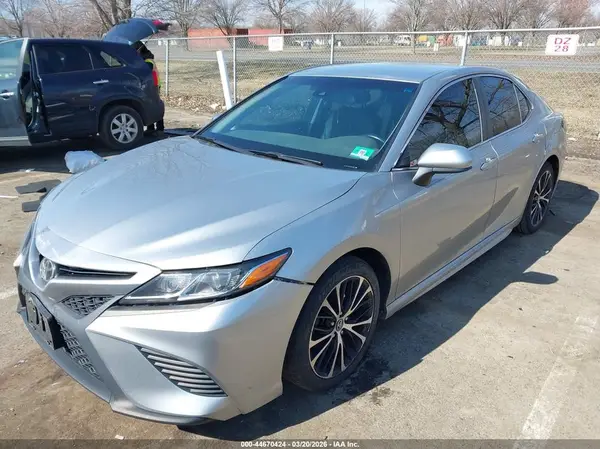4T1B11HK7JU074040 2018 TOYOTA CAMRY - Image 2