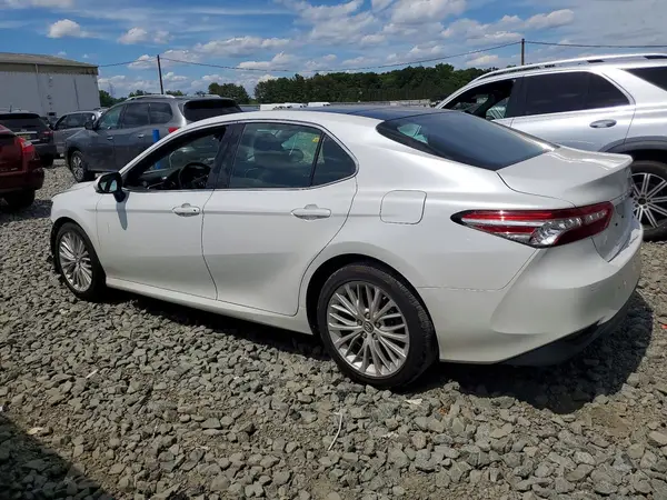 4T1B11HK7JU074586 2018 TOYOTA CAMRY - Image 2
