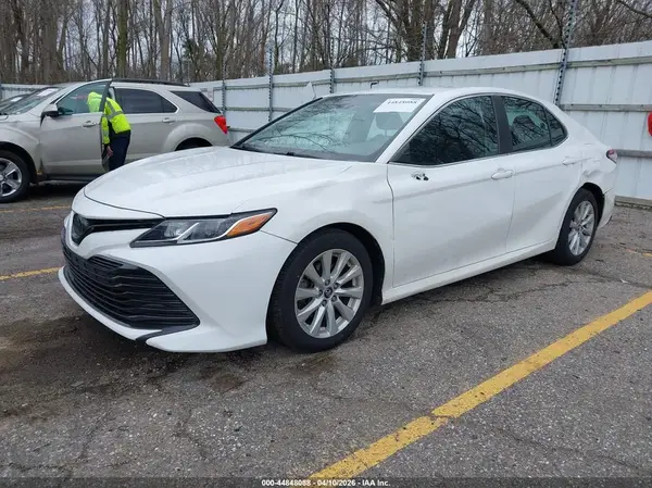 4T1B11HK7JU076306 2018 TOYOTA CAMRY - Image 2