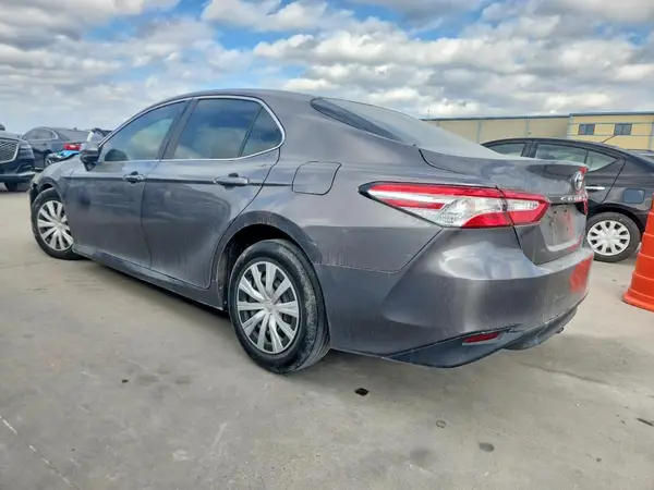 4T1B11HK7JU082476 2018 TOYOTA CAMRY - Image 2