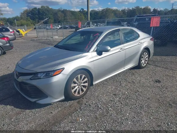 4T1B11HK7JU084101 2018 TOYOTA CAMRY - Image 2