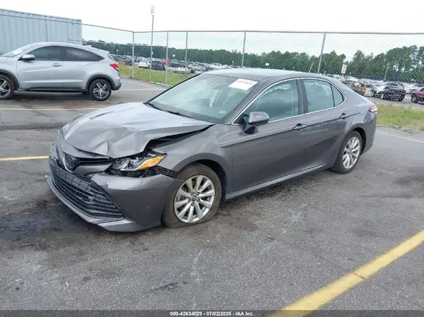 4T1B11HK7JU088262 2018 TOYOTA CAMRY - Image 2