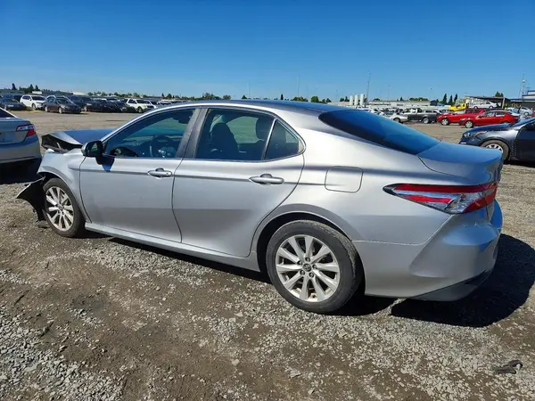 4T1B11HK7JU091775 2018 TOYOTA CAMRY - Image 2
