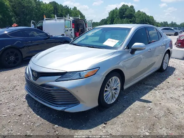 4T1B11HK7JU093221 2018 TOYOTA CAMRY - Image 2