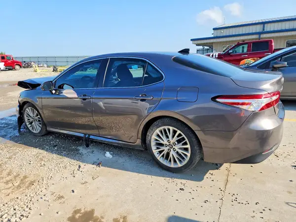 4T1B11HK7JU096667 2018 TOYOTA CAMRY - Image 2