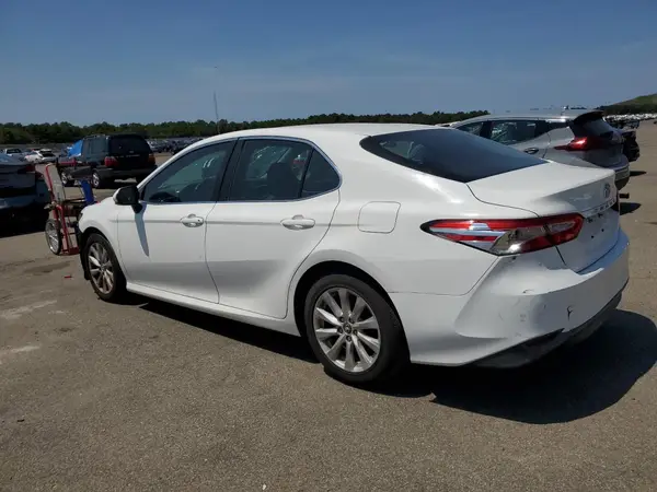4T1B11HK7JU098161 2018 TOYOTA CAMRY - Image 2