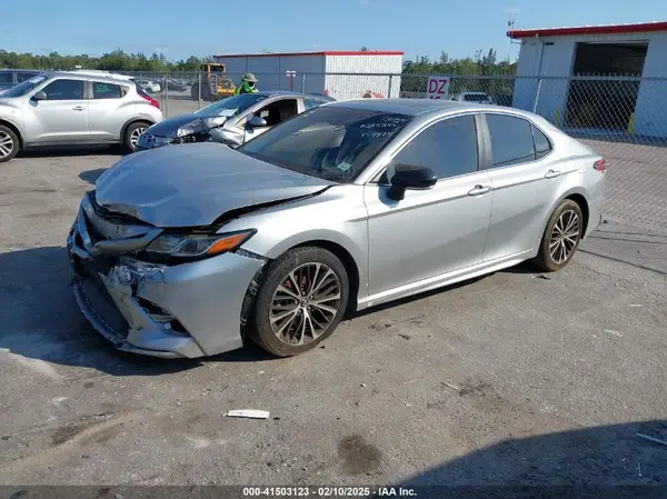4T1B11HK7JU099875 2018 TOYOTA CAMRY - Image 2