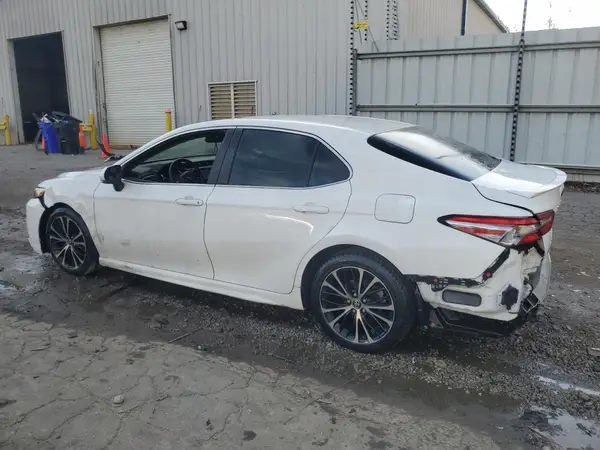 4T1B11HK7JU105741 2018 TOYOTA CAMRY - Image 2