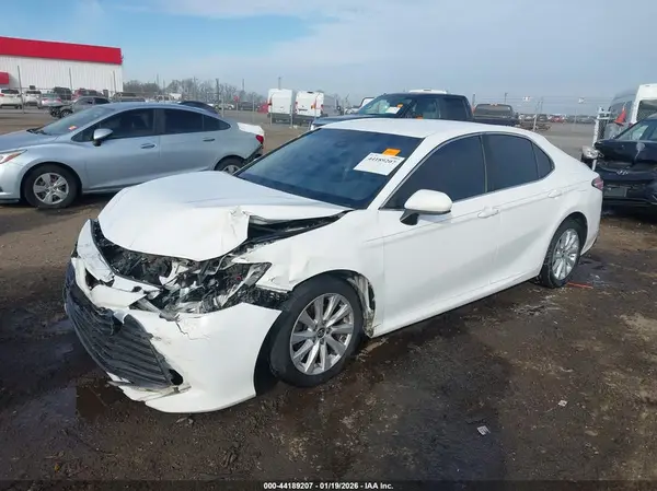 4T1B11HK7JU114214 2018 TOYOTA CAMRY - Image 2