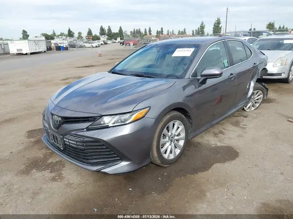 4T1B11HK7JU123947 2018 TOYOTA CAMRY - Image 2