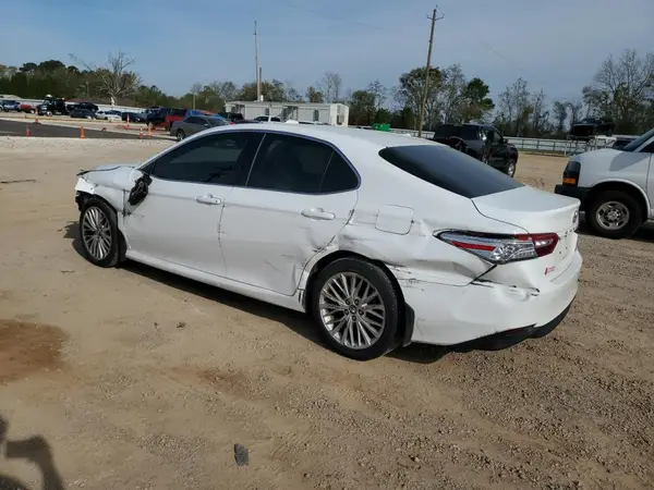 4T1B11HK7JU130221 2018 TOYOTA CAMRY - Image 2