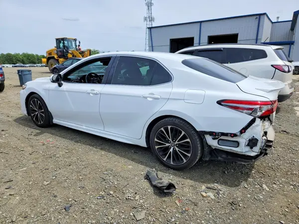 4T1B11HK7JU131014 2018 TOYOTA CAMRY - Image 2