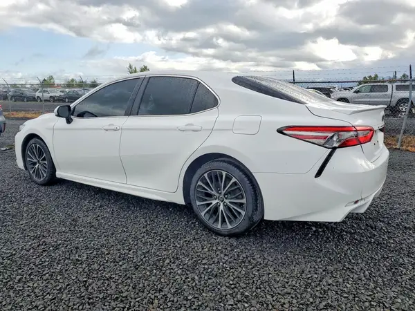 4T1B11HK7JU131398 2018 TOYOTA CAMRY - Image 2