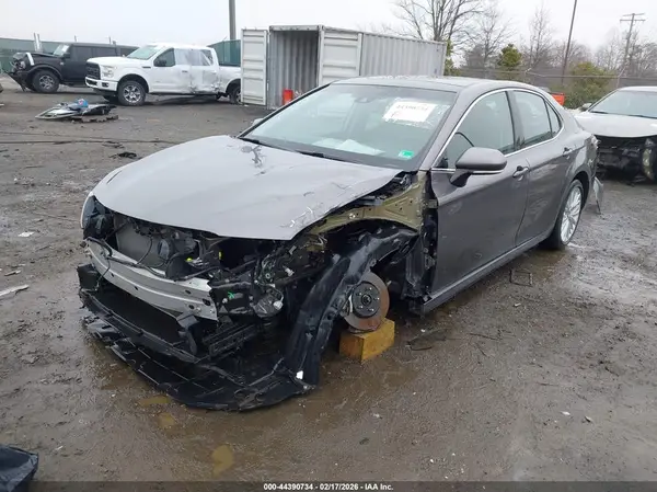4T1B11HK7JU136603 2018 TOYOTA CAMRY - Image 2