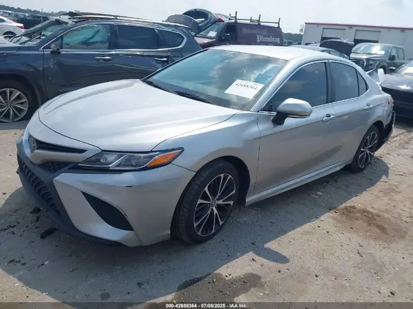 4T1B11HK7JU140201 2018 TOYOTA CAMRY - Image 2