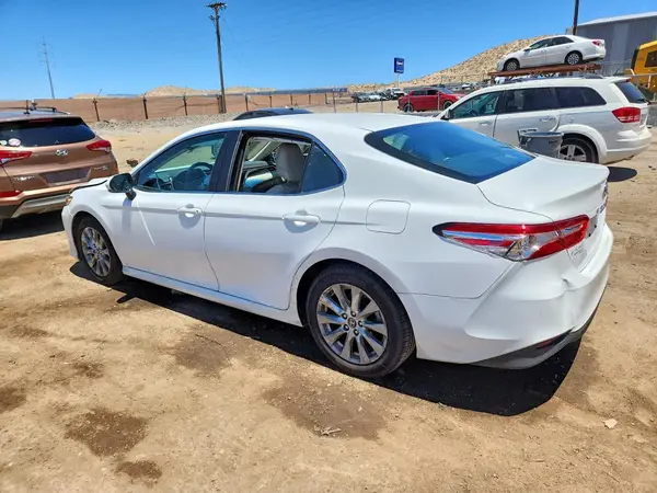 4T1B11HK7JU142322 2018 TOYOTA CAMRY - Image 2