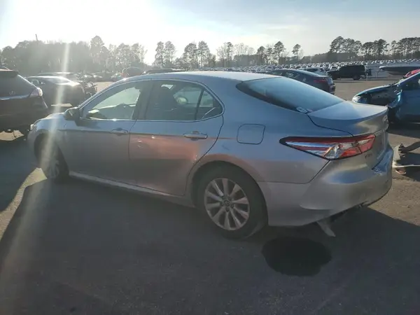 4T1B11HK7JU143048 2018 TOYOTA CAMRY - Image 2