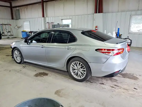 4T1B11HK7JU152851 2018 TOYOTA CAMRY - Image 2