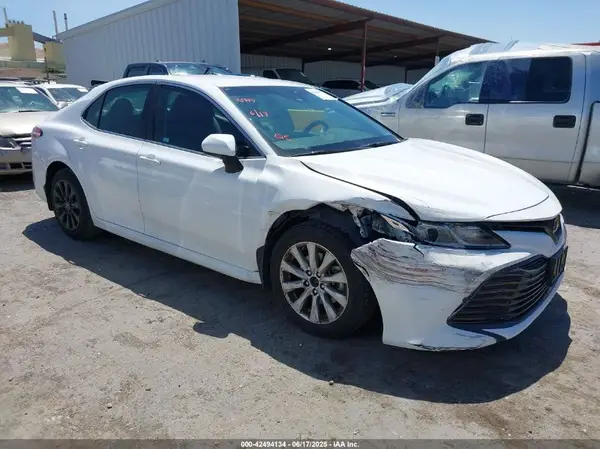 4T1B11HK7JU158097 2018 TOYOTA CAMRY - Image 1