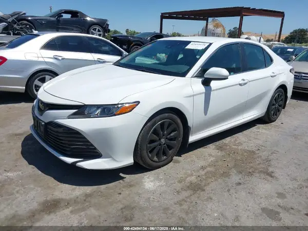4T1B11HK7JU158097 2018 TOYOTA CAMRY - Image 2