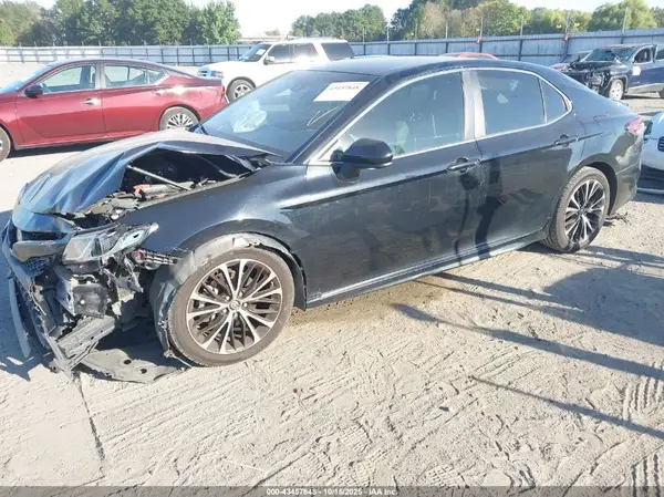 4T1B11HK7JU501863 2018 TOYOTA CAMRY - Image 2