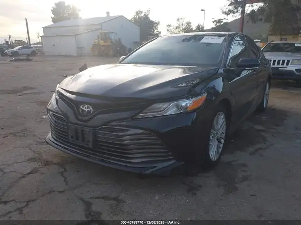 4T1B11HK7JU510613 2018 TOYOTA CAMRY - Image 2