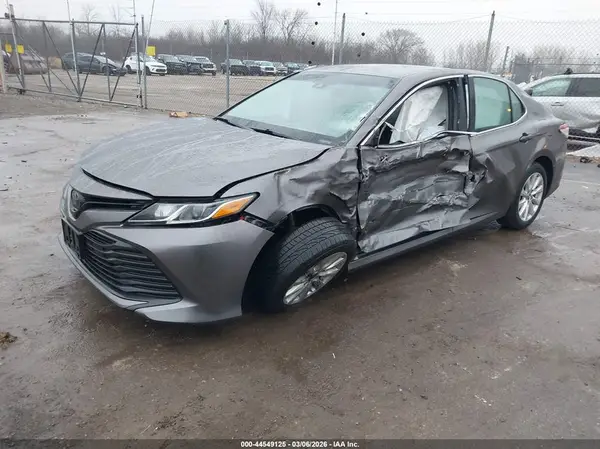 4T1B11HK7JU537441 2018 TOYOTA CAMRY - Image 2