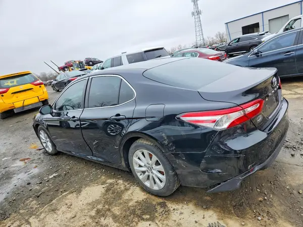 4T1B11HK7JU540811 2018 TOYOTA CAMRY - Image 2