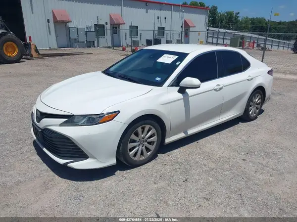 4T1B11HK7JU544244 2018 TOYOTA CAMRY - Image 2