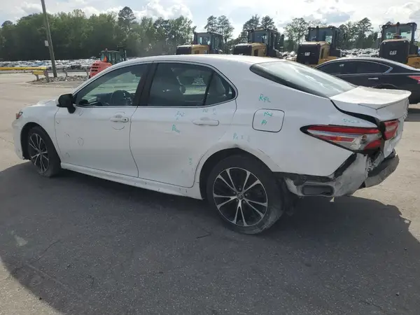 4T1B11HK7JU558757 2018 TOYOTA CAMRY - Image 2