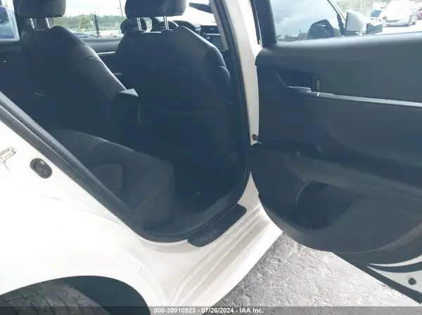 4T1B11HK7JU560590 2018 TOYOTA CAMRY - Image 8